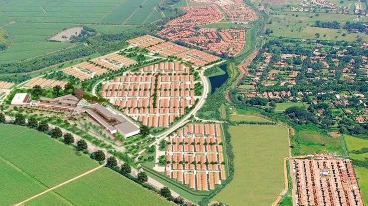 Vista aérea del conjunto y los cultivos de caña que lo rodean