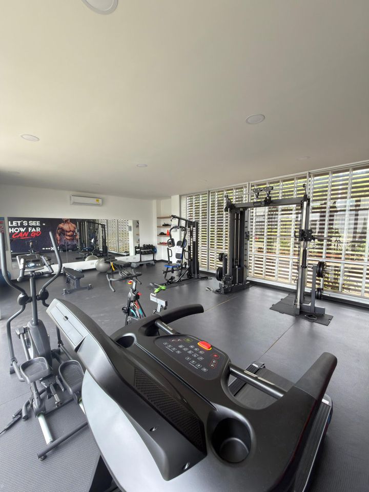 Gimnasio del conjunto con caminadoras, elípticas y máquinas de pesas