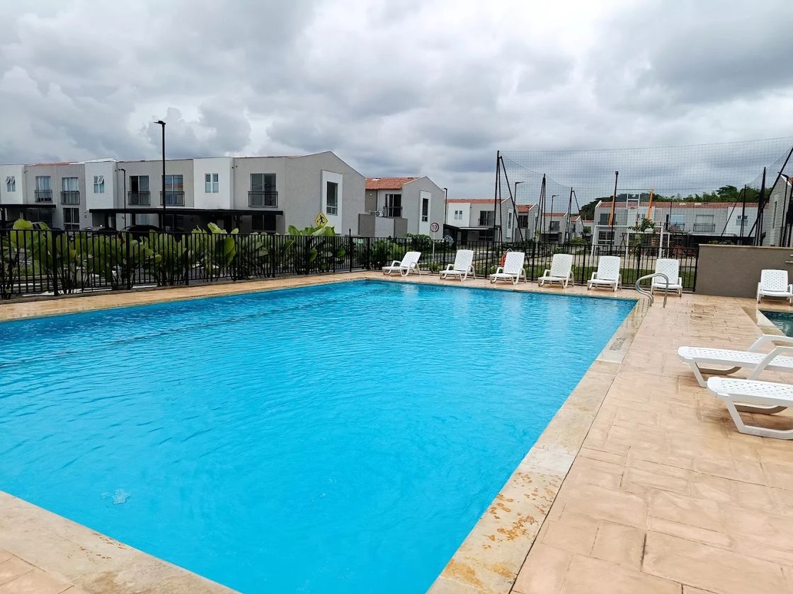 Piscina del conjunto con zona de asoleadoras