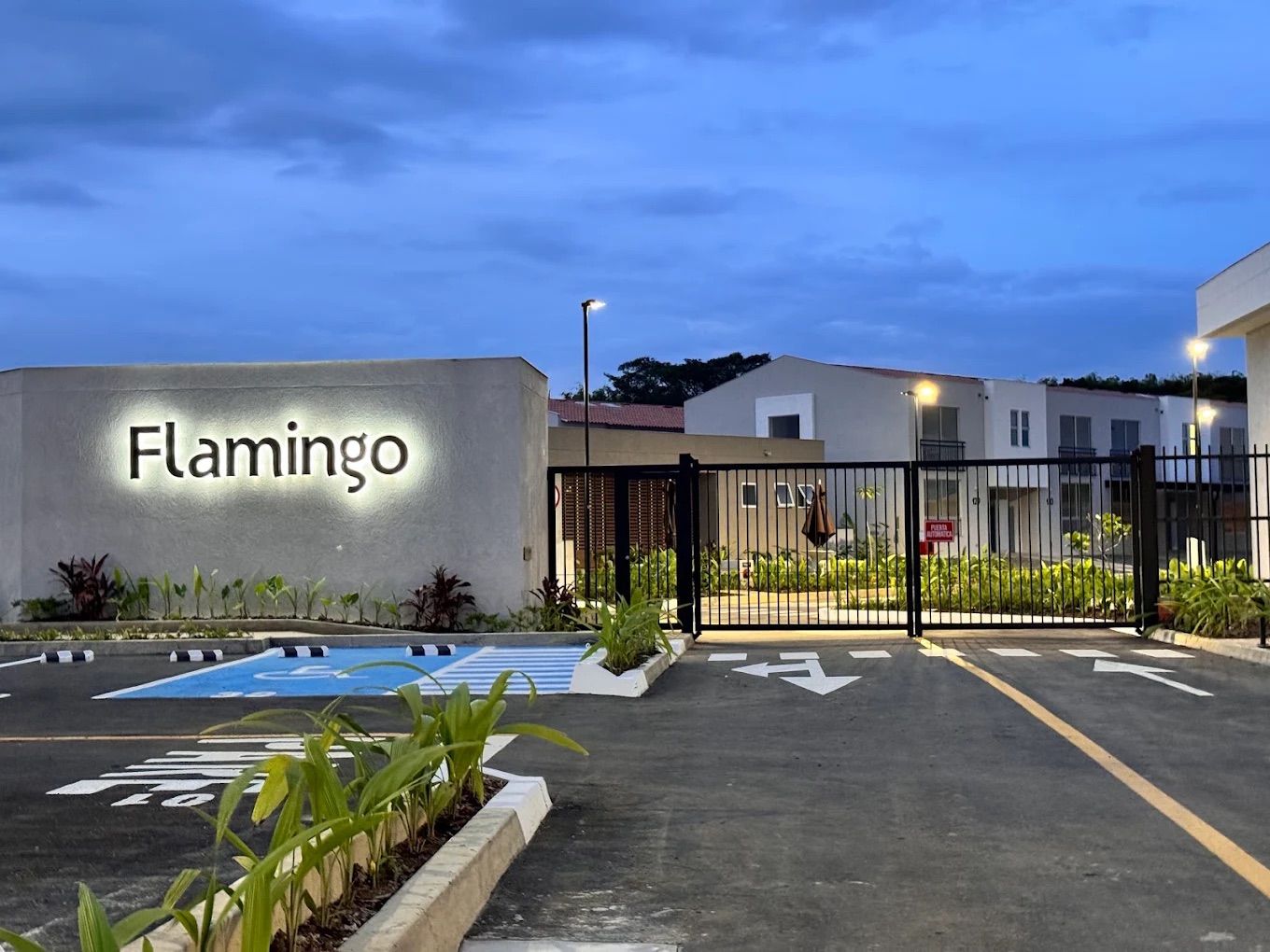 Portería de Flamingo Ciudad Country al atardecer
